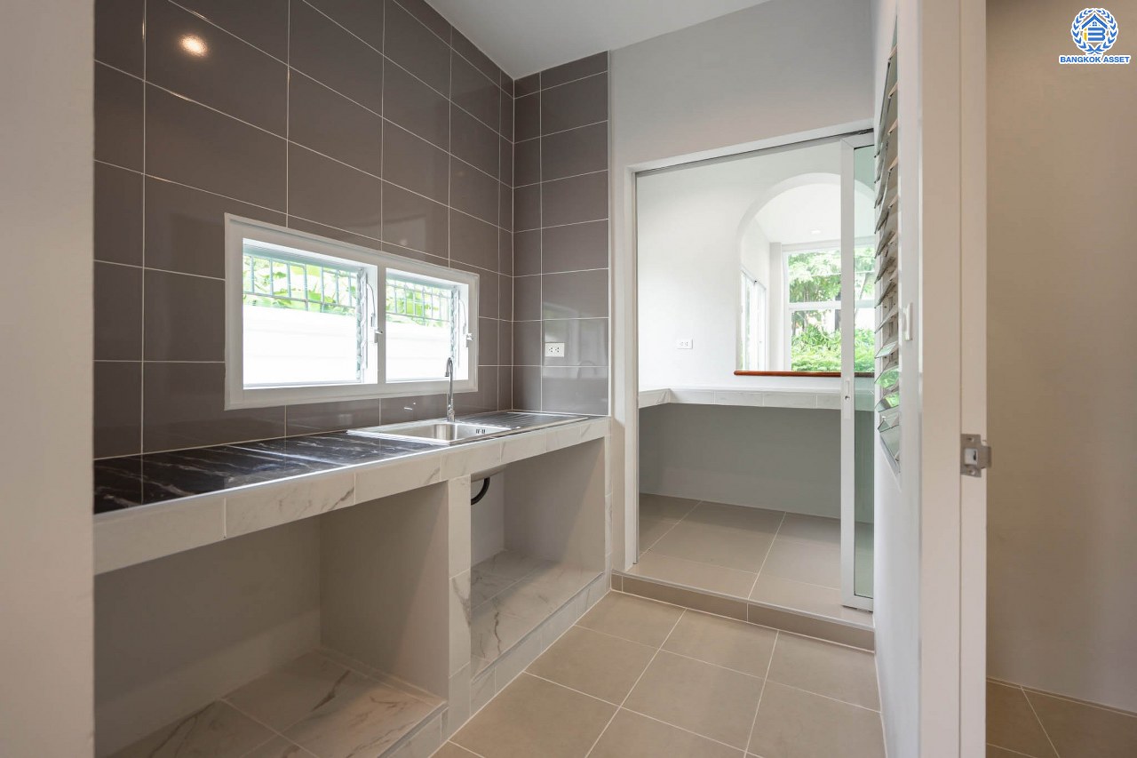 บ้านมือสองตกแต่งใหม่ ม.มณีรินทร์พาร์ค รัตนาธิเบศร์-ท่าอิฐ แบรนด์ Property Perfect เนื้อที่ 66.2 ตร.ว. ฟังก์ชัน 3 ห้องนอน 4 ห้องน้ำ 1 ห้องอเนกประสงค์ จอดรถได้ 2 คัน บนทำเลศักยภาพ เชื่อมต่อทั้ง ถนนรัตนาธิเบศร์ และถนนราชพฤกษ์ ใจกลาง 2 เซ็นทรัลฯ ใกล้ทางด่วนงามวงศ์วาน และรถไฟฟ้า "สถานีบางรักน้อยท่าอิฐ"